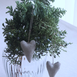 リネン製ハートオーナメントと針葉樹のセット 1枚目の画像