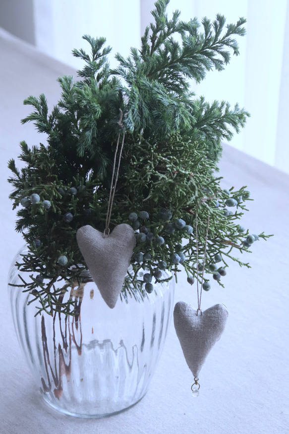 リネン製ハートオーナメントと針葉樹のセット 1枚目の画像