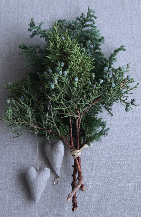 リネン製ハートオーナメントと針葉樹のセット 4枚目の画像