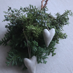 リネン製ハートオーナメントと針葉樹のセット 3枚目の画像