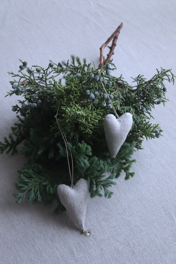リネン製ハートオーナメントと針葉樹のセット 3枚目の画像