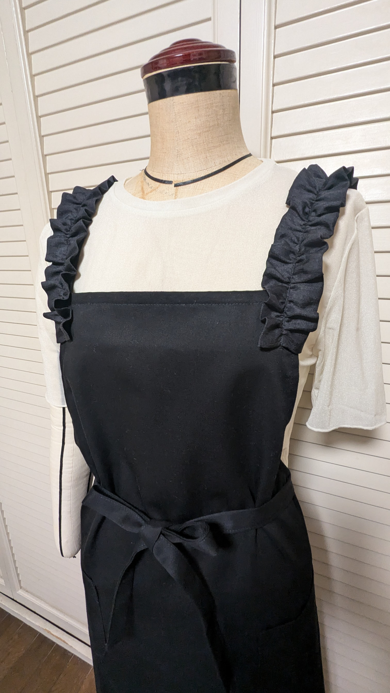 肩ひもにフリルがあるので♡ちょっぴり可愛い♡黒のエプロンLL〜3L