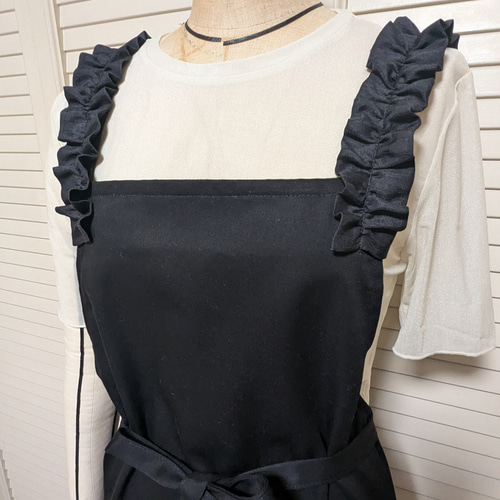 肩ひもにフリルがあるので♡ちょっぴり可愛い♡黒のエプロンLL〜3L