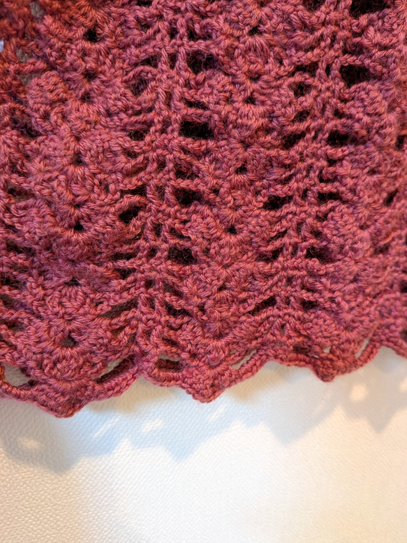 くすみワインレッドのレース編みベスト✨️ウール100　重ね着にぴったりの手編みニット 2枚目の画像