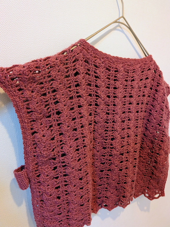 くすみワインレッドのレース編みベスト✨️ウール100　重ね着にぴったりの手編みニット 4枚目の画像