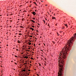 くすみワインレッドのレース編みベスト✨️ウール100　重ね着にぴったりの手編みニット 3枚目の画像