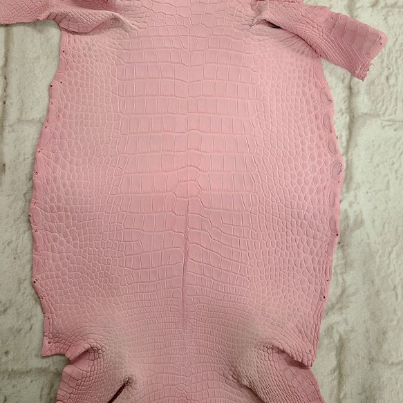 ワニ革  素マット モルガナイトピンク　「長財布向け」サイズ No.CM0185 4枚目の画像