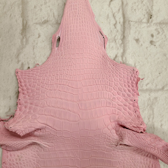 ワニ革  素マット モルガナイトピンク　「長財布向け」サイズ No.CM0185 3枚目の画像