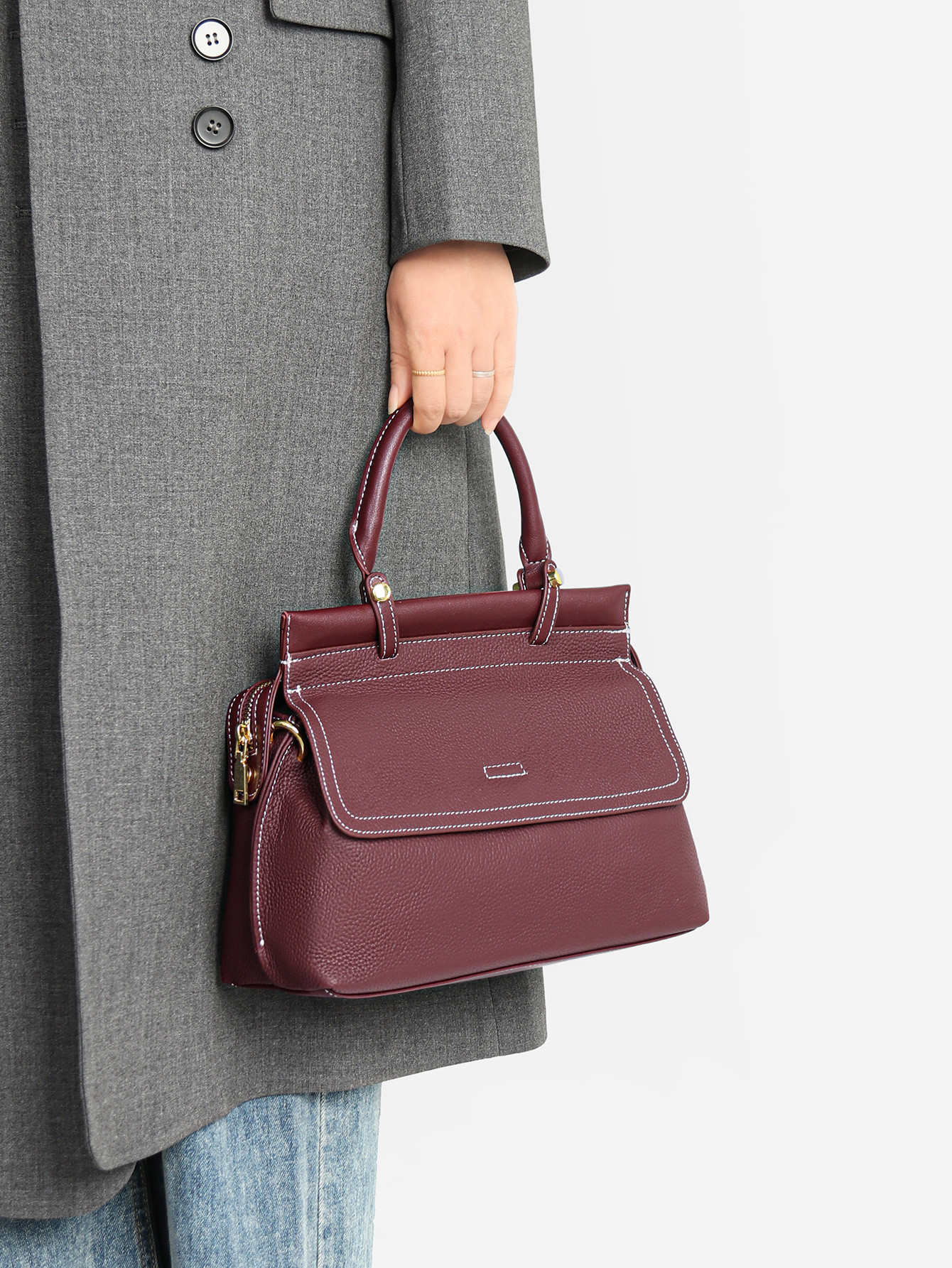 上質レザーのシェルバッグ｜深みのあるグレープパープルが彩る大人の上品スタイル