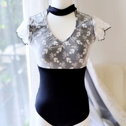 白に黒の花レースが映えるタートルネック娘役風レオタード S～M