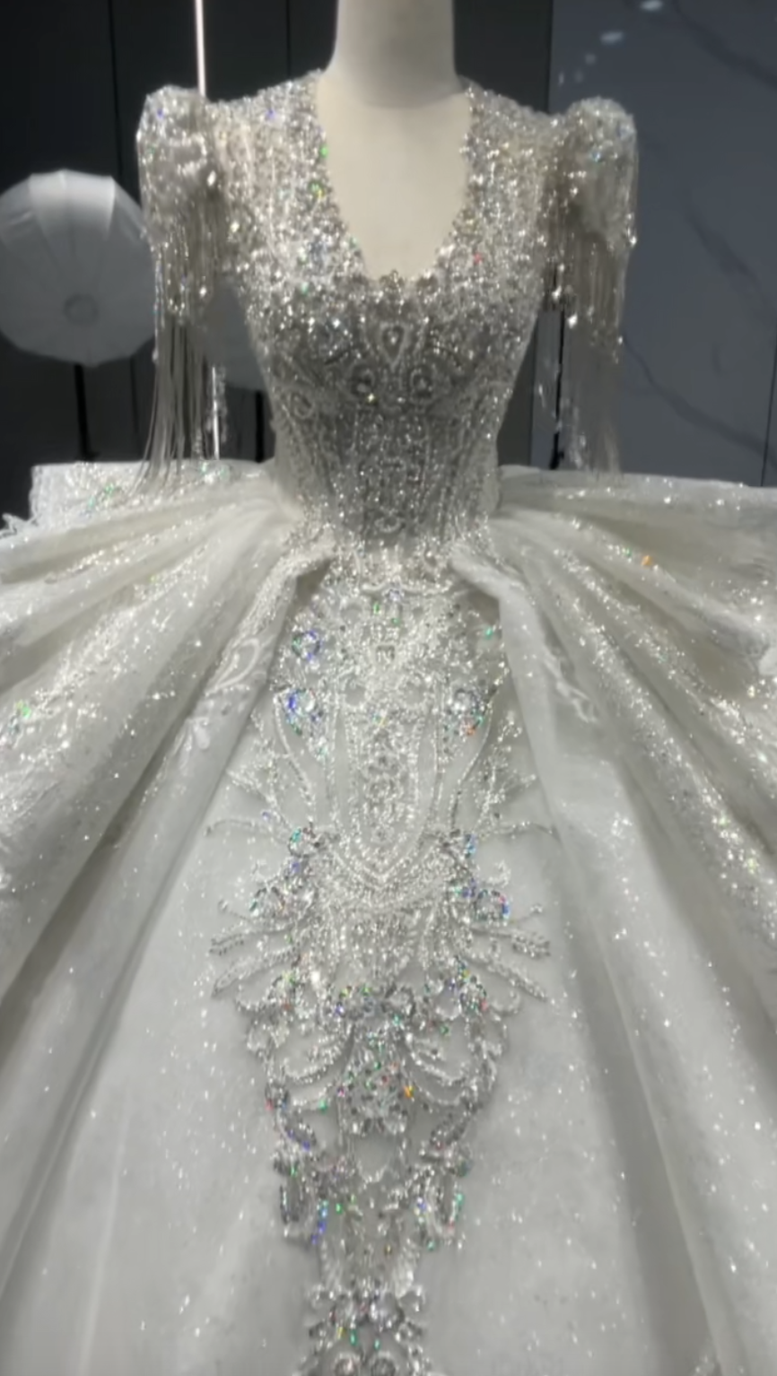 ベストセラー　フランス刺繍　目立つ　おしゃれ見え　半袖vネック　上品優雅　たっぷりなビジュー　パーティー　結婚式お呼ばれ