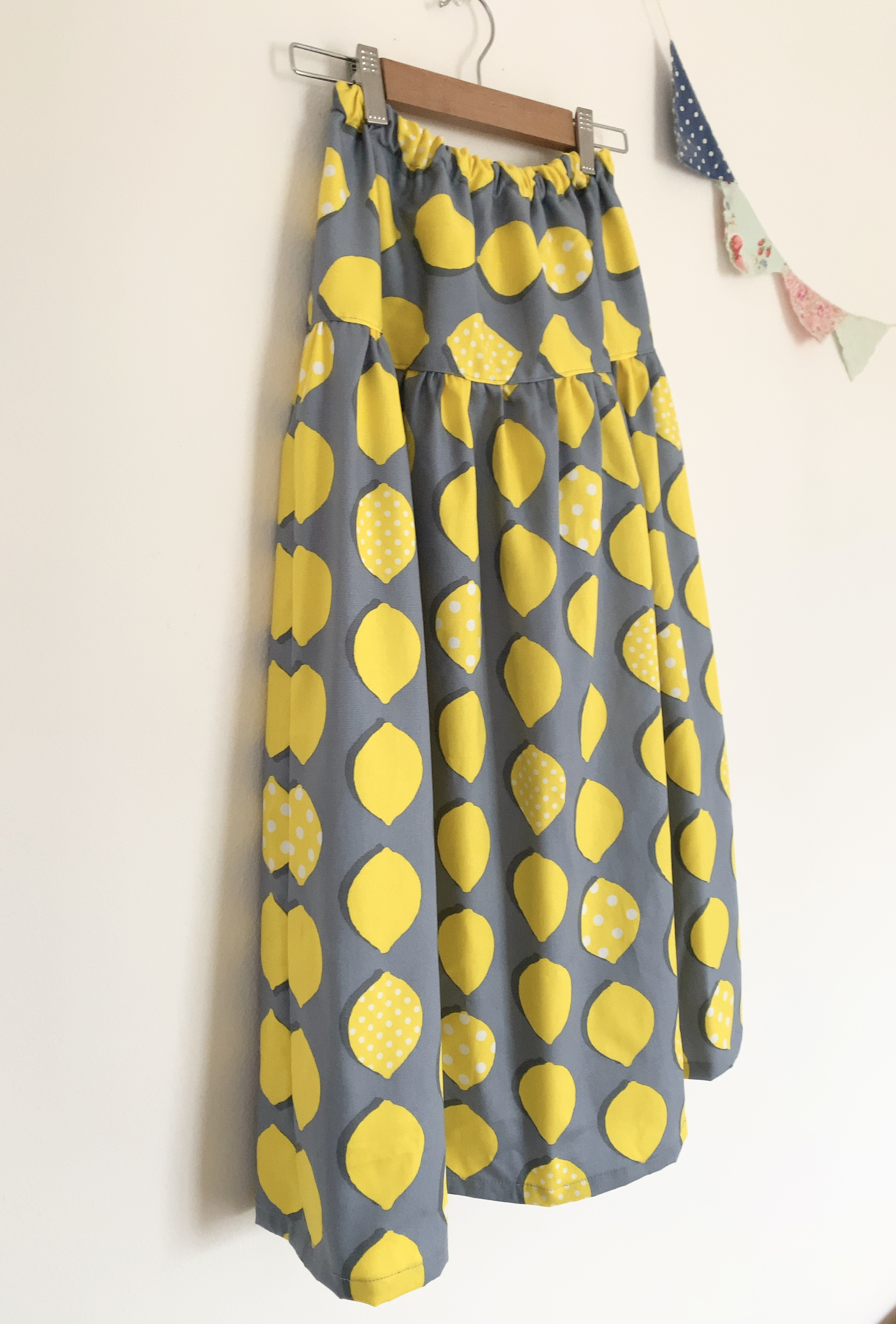 ＊lemon柄♪マキシティアードスカート(gray)＊