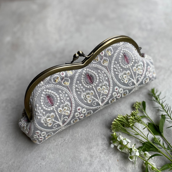 インド刺繍　エッグフラワー　グレー　メガネケース　がま口　 1枚目の画像