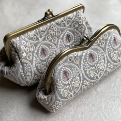 インド刺繍　エッグフラワー　グレー　メガネケース　がま口　 3枚目の画像