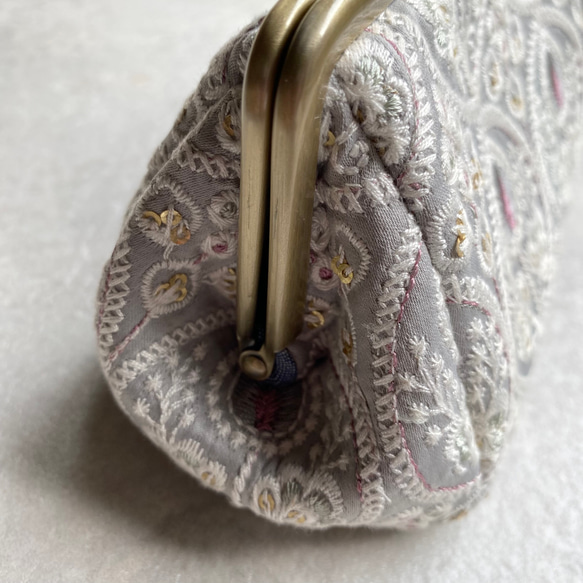 インド刺繍　エッグフラワー　グレー　大きながま口ポーチ　コスメポーチ　 2枚目の画像