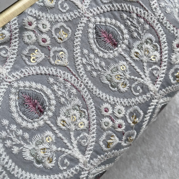 インド刺繍　エッグフラワー　グレー　大きながま口ポーチ　コスメポーチ　 4枚目の画像