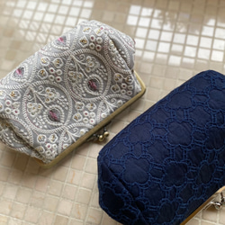 インド刺繍　エッグフラワー　グレー　大きながま口ポーチ　コスメポーチ　 5枚目の画像