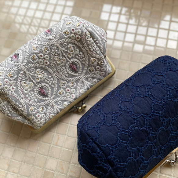 インド刺繍　エッグフラワー　グレー　大きながま口ポーチ　コスメポーチ　 5枚目の画像