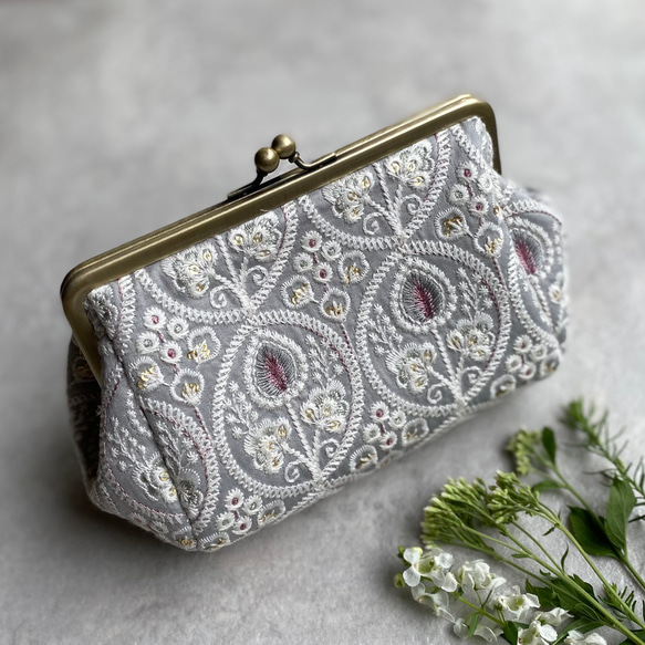 インド刺繍　エッグフラワー　グレー　大きながま口ポーチ　コスメポーチ　 1枚目の画像