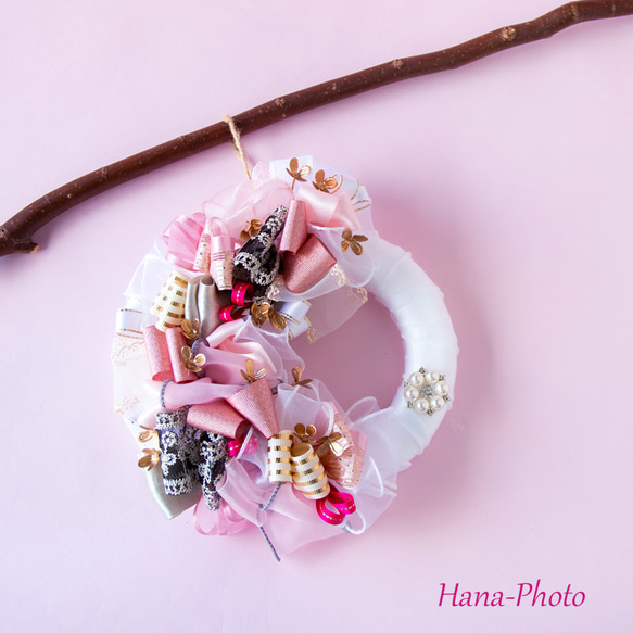 新作＞スイートピンクのお洒落リボン・リース　　 リース台：約15㎝   (526) 3枚目の画像