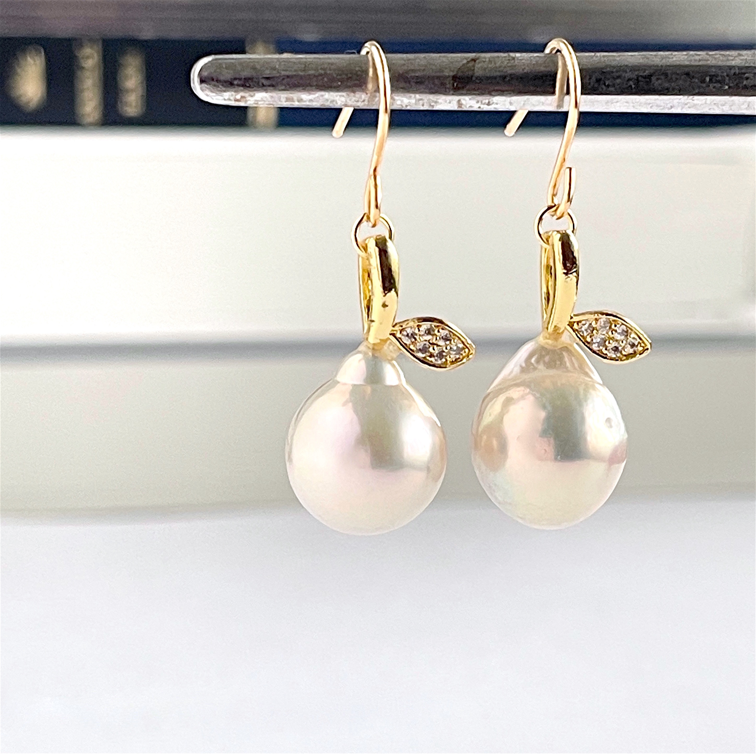 洋梨型 選べる  ゴールドリーフ オーロラホワイト 淡水パールのピアス イヤリングに変更可）