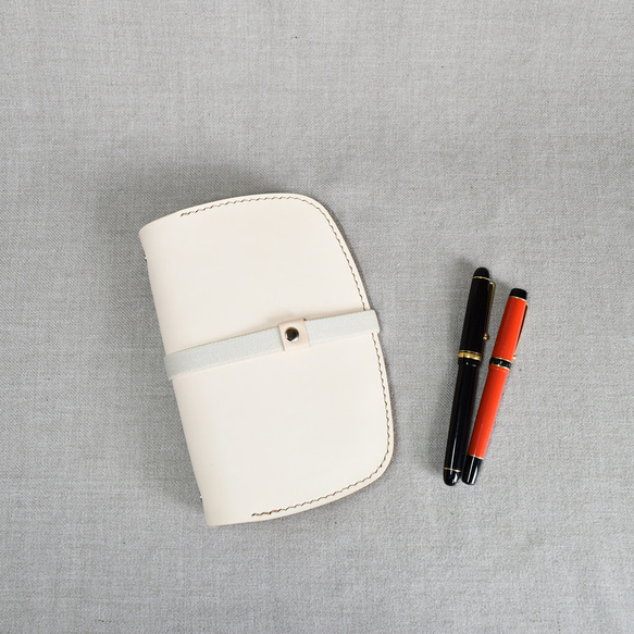 ナチュラルのヌメ革のバイブルサイズのバインダー 1枚目の画像