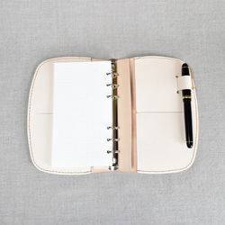 ナチュラルのヌメ革のバイブルサイズのバインダー 2枚目の画像