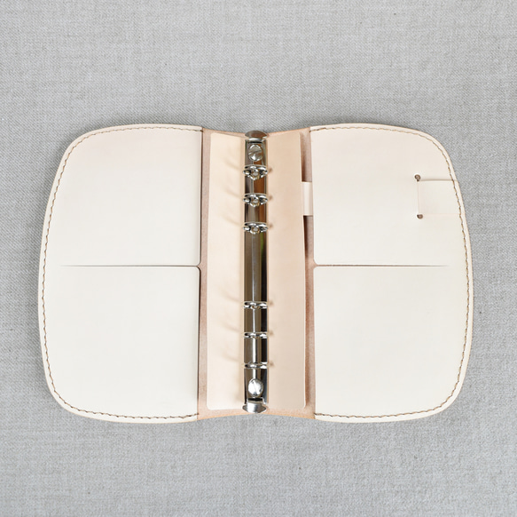 ナチュラルのヌメ革のバイブルサイズのバインダー 6枚目の画像