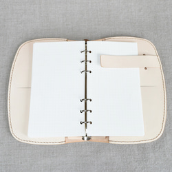 ナチュラルのヌメ革のバイブルサイズのバインダー 3枚目の画像