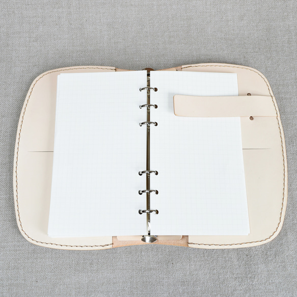 ナチュラルのヌメ革のバイブルサイズのバインダー 3枚目の画像