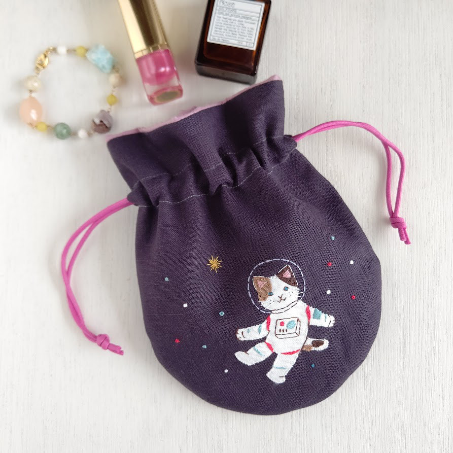 宇宙飛行士を夢見る猫の巾着ポーチ（刺繍・リネン・星・星空）