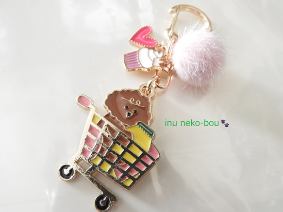 11月☆ 犬の日☆彡保護犬チャリティー☆彡　お買物 プードル ちゃん キーホルダ　☆彡　＊犬　トイプードル 1枚目の画像