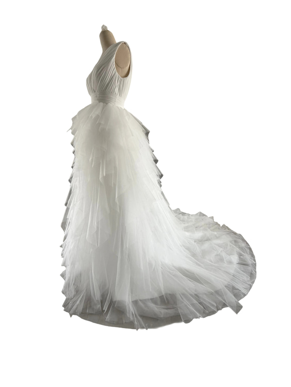 ウェディングドレス もこもこドレス ノースリーブ Vネック 柔らかく重ねたチュールスカート エアリー感 3枚目の画像