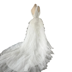 ウェディングドレス もこもこドレス ノースリーブ Vネック 柔らかく重ねたチュールスカート エアリー感 4枚目の画像