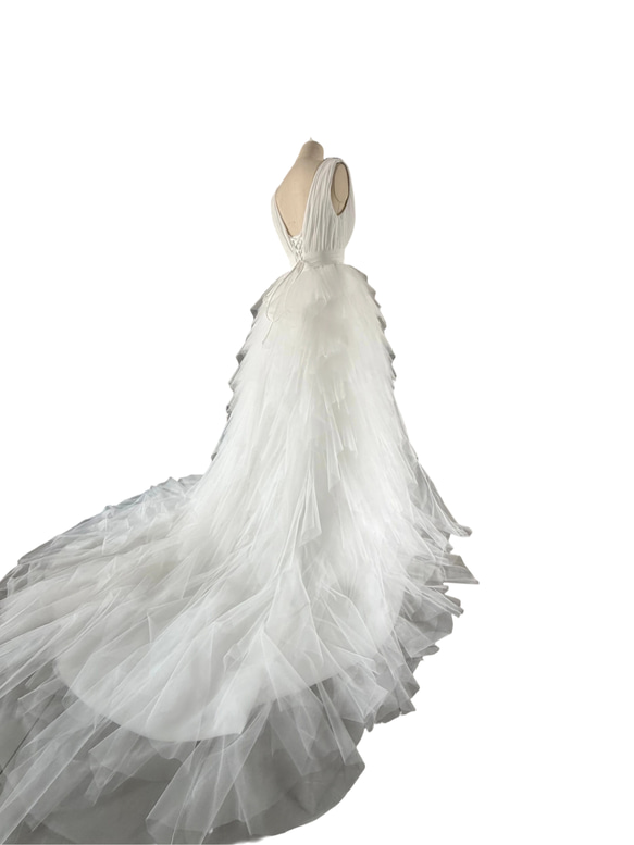ウェディングドレス もこもこドレス ノースリーブ Vネック 柔らかく重ねたチュールスカート エアリー感 4枚目の画像