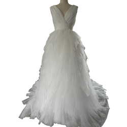 ウェディングドレス もこもこドレス ノースリーブ Vネック 柔らかく重ねたチュールスカート エアリー感 1枚目の画像