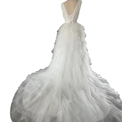 ウェディングドレス もこもこドレス ノースリーブ Vネック 柔らかく重ねたチュールスカート エアリー感 2枚目の画像