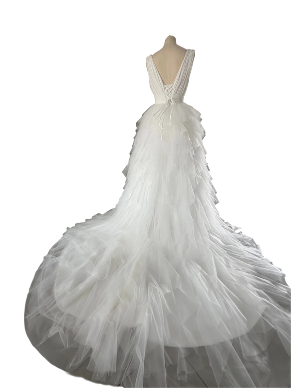 ウェディングドレス もこもこドレス ノースリーブ Vネック 柔らかく重ねたチュールスカート エアリー感 2枚目の画像