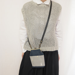 ガチョウ刺繍と鉄紺帆布のがまぐちおさんぽポーチ｜スマホポシェット｜斜め掛け｜外ポケット付き｜ナチュラル｜ミニマルサイズ 7枚目の画像