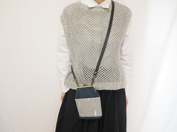 ガチョウ刺繍と鉄紺帆布のがまぐちおさんぽポーチ｜スマホポシェット｜斜め掛け｜外ポケット付き｜ナチュラル｜ミニマルサイズ 7枚目の画像