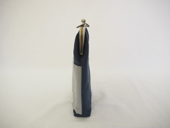 ガチョウ刺繍と鉄紺帆布のがまぐちおさんぽポーチ｜スマホポシェット｜斜め掛け｜外ポケット付き｜ナチュラル｜ミニマルサイズ 4枚目の画像