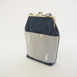 ガチョウ刺繍と鉄紺帆布のがまぐちおさんぽポーチ｜スマホポシェット｜斜め掛け｜外ポケット付き｜ナチュラル｜ミニマルサイズ 5枚目の画像