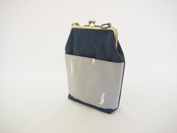 ガチョウ刺繍と鉄紺帆布のがまぐちおさんぽポーチ｜スマホポシェット｜斜め掛け｜外ポケット付き｜ナチュラル｜ミニマルサイズ 5枚目の画像