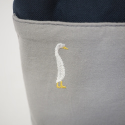 ガチョウ刺繍と鉄紺帆布のがまぐちおさんぽポーチ｜スマホポシェット｜斜め掛け｜外ポケット付き｜ナチュラル｜ミニマルサイズ 9枚目の画像