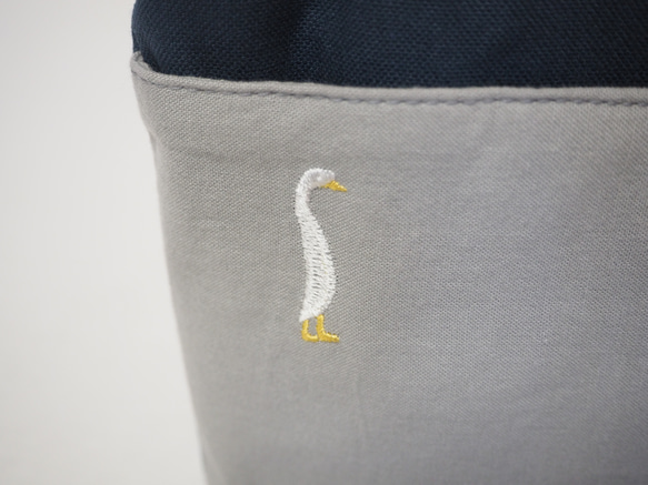 ガチョウ刺繍と鉄紺帆布のがまぐちおさんぽポーチ｜スマホポシェット｜斜め掛け｜外ポケット付き｜ナチュラル｜ミニマルサイズ 9枚目の画像