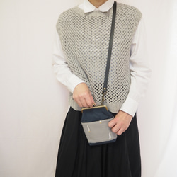 ガチョウ刺繍と鉄紺帆布のがまぐちおさんぽポーチ｜スマホポシェット｜斜め掛け｜外ポケット付き｜ナチュラル｜ミニマルサイズ 6枚目の画像