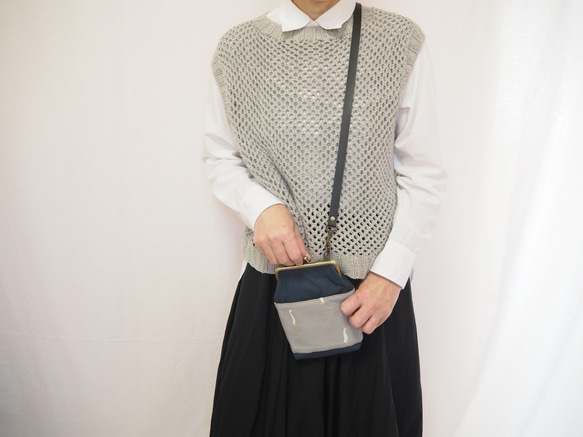 ガチョウ刺繍と鉄紺帆布のがまぐちおさんぽポーチ｜スマホポシェット｜斜め掛け｜外ポケット付き｜ナチュラル｜ミニマルサイズ 6枚目の画像