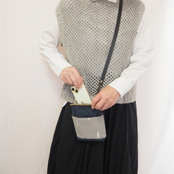 ガチョウ刺繍と鉄紺帆布のがまぐちおさんぽポーチ｜スマホポシェット｜斜め掛け｜外ポケット付き｜ナチュラル｜ミニマルサイズ 8枚目の画像