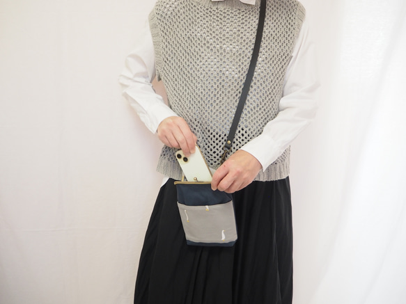 ガチョウ刺繍と鉄紺帆布のがまぐちおさんぽポーチ｜スマホポシェット｜斜め掛け｜外ポケット付き｜ナチュラル｜ミニマルサイズ 8枚目の画像