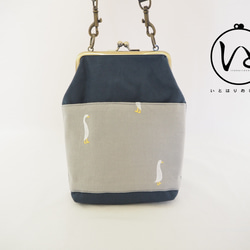 ガチョウ刺繍と鉄紺帆布のがまぐちおさんぽポーチ｜スマホポシェット｜斜め掛け｜外ポケット付き｜ナチュラル｜ミニマルサイズ 1枚目の画像